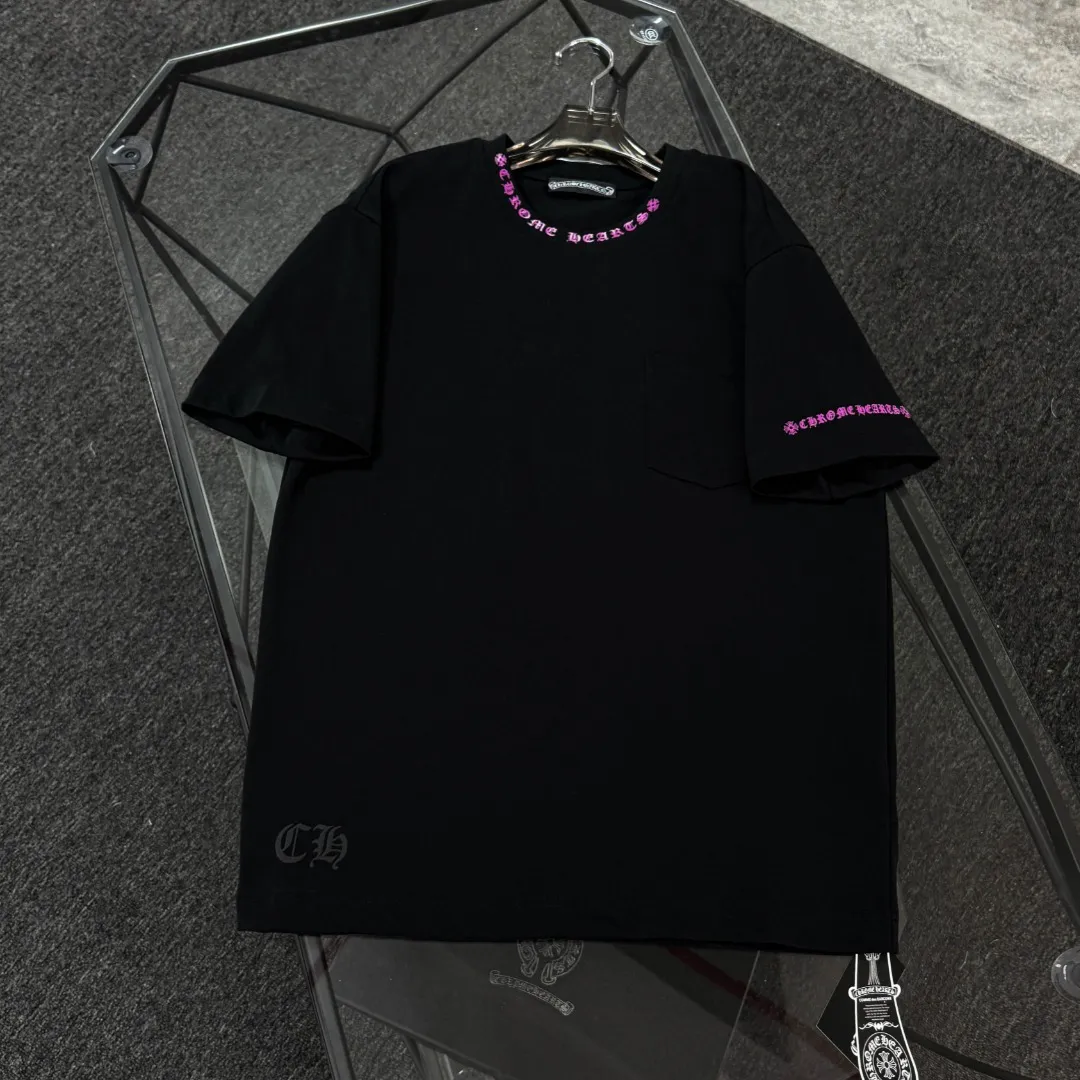 P170 Chrome Hearts Chrome Hearts 25 high version. The fabric is made of 300 grams of high-density pure cotton. It does not deform or shrink. It has three complete labels. It is the same style for men and women. Technology: thick silicone printing. Color: three colors. SIZE: S-XL.